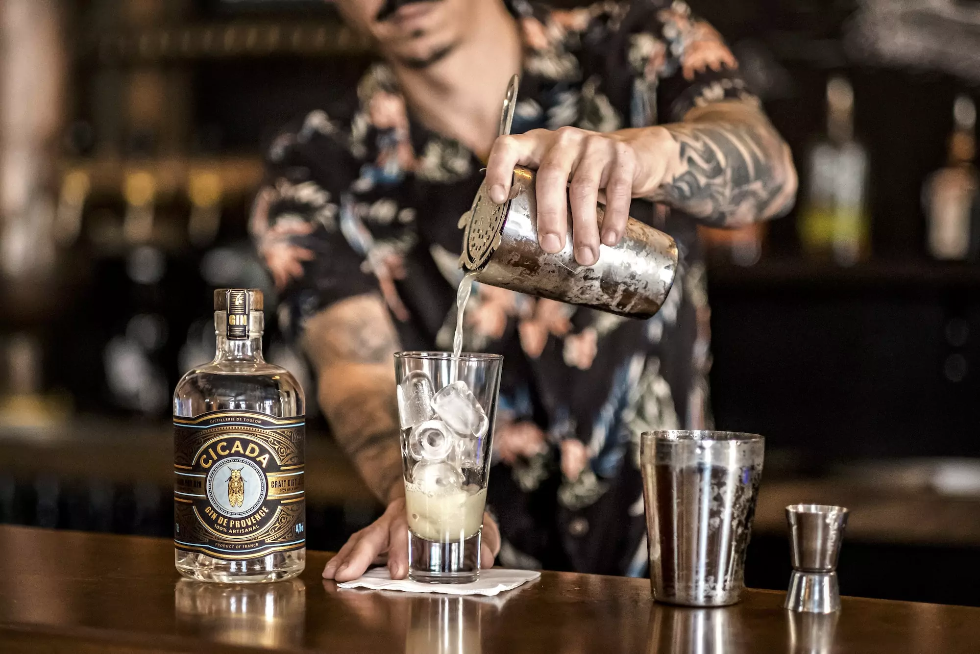 Campagne photo pour le Gin Cicada et la bière de la rade à Toulon, photographe entreprise Toulon agence l'oeil des cyclopes